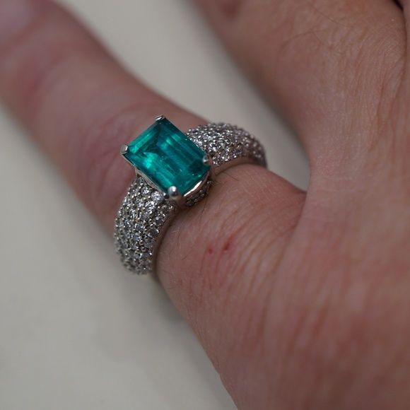 14KW gold Colombian emerald and diamond ring - Picture 7 of 8